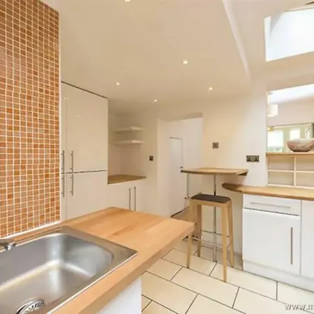 Cosy 2 Bedroom House In 4 Apartment